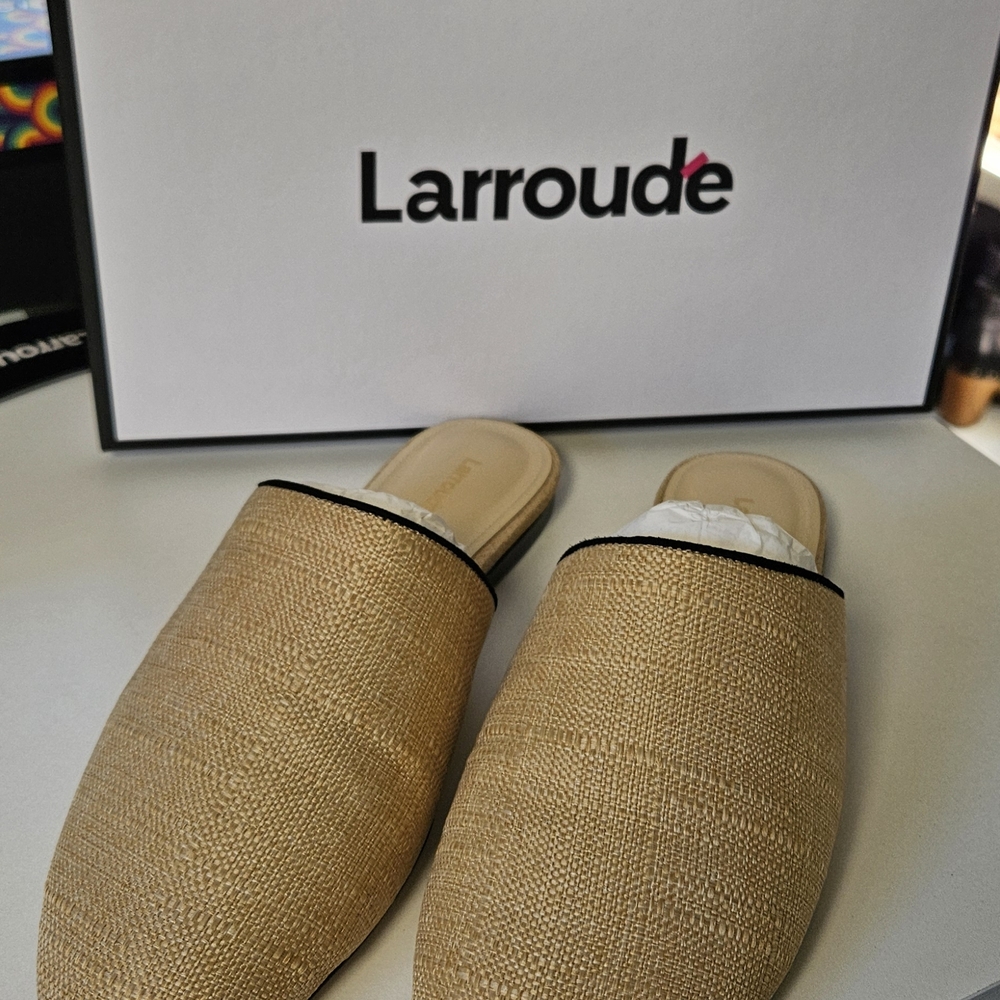 Larroudé Venice Flat Mule – Beige Raffia/Black Trim - Picture 2 of 8